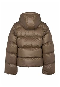 Veste matelassée marron avec capuche, manches longues et coutures horizontales, vue de dos sur fond blanc.