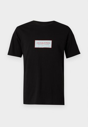 Camiseta negra de algodón, con un logo rectangular que dice "JACK & JONES" en rojo y blanco, centrado en la parte delantera. Mangas cortas.