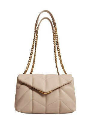 Bolso de mano de cuero beige acolchado con correas de cadena dorada y cierre de solapa en forma de V con un pequeño adorno dorado.