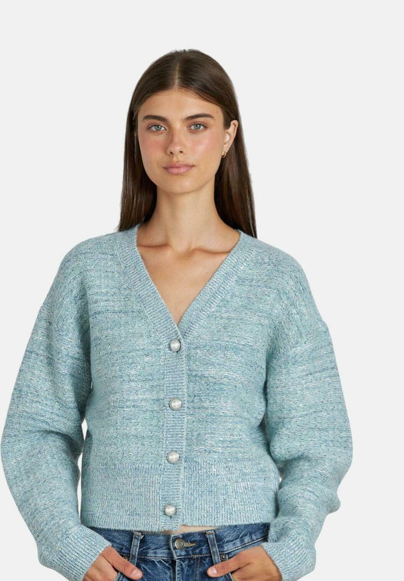 Cardigan tricotat de culoare albastru deschis, cu decolteu în V, patru nasturi mari și manșete cu nervuri. Prezintă un model texturat și un design scurt.
