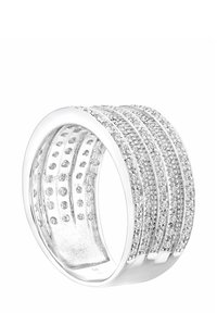 Široký strieborný prsteň s piatimi radmi malých priesvitných okrúhlych drahokamov osadených v paralelných pásikoch okolo prsteňa.
