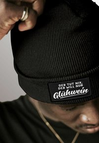 MoonWorks PATCH MIT SPRUCH DER TUT NIX DER WILL NUR LUSTIG - Beanie - schwarz