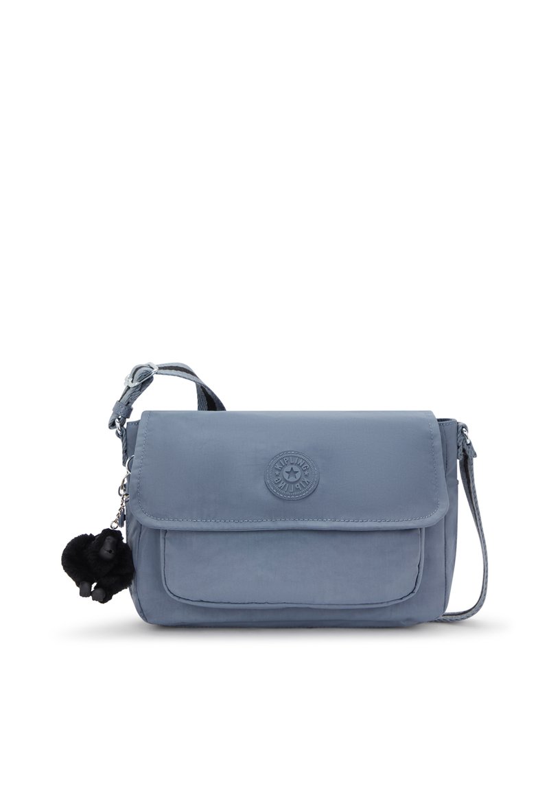 Borsa a tracolla blu con pattina frontale, logo Kipling, tracolla regolabile e portachiavi a forma di scimmia nera in peluche attaccato.