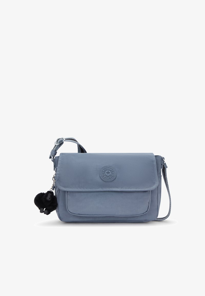 Modrá crossbody taška s přední klopou, logem Kipling, nastavitelným popruhem a připevněným černým plyšovým klíčenkovým opichem.