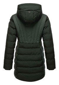Tmavozelená zateplená parka s prešívaným dizajnom, kapucňou a dlhými rukávmi. Materiál má hladkú textúru s rebrovanými manžetami.