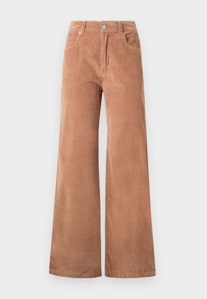 Lichtbruine wijde corduroy broek met een sluiting met knoop en rits aan de voorkant, lopers voor een riem, en voorkruiszakken op een witte achtergrond.