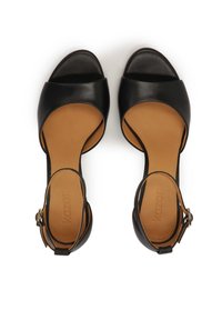 Sandali neri in pelle con punta aperta, cinturino alla caviglia, soletta beige e superficie liscia. Presentano un tacco a blocco e un design minimalista.