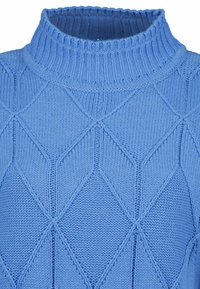 Jasnoniebieski sweter z golfem, pleciony, z textured wzorem w romby i prążkowanym kołnierzem, charakteryzujący się miękkim materiałem i strukturalnym fasonem.