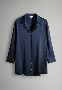 Tamsiai mėlynas marškinėliai su taškeliais, pagaminti iš lygaus audinio, su sagų užsegimu, įpjovimu ant apykaklės ir tris ketvirčius ilgio rankovėmis.