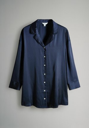 Námornícky modrá košeľa s bodkami, vyrobená z hladkej tkaniny, s gombíkovou prednou časťou, klopovým golierom a rukávmi po triciatich štvrtinách.