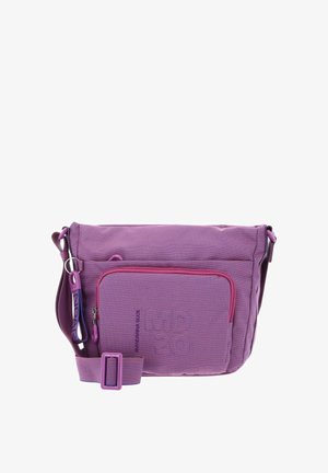 Sac bandoulière violet en tissu texturé, doté d'une poche zippée extérieure, d'une sangle ajustable et d'un marquage dans une teinte plus foncée.