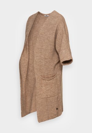 Beżowy dziergany kardigan z otwartym przodem, krótkimi rękawami i przednią kieszenią, prezentowany na białym tle.