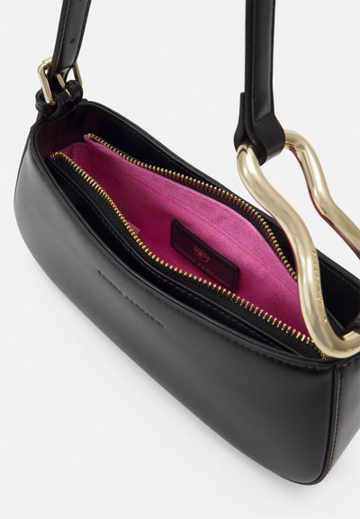 Borsa a pochette in pelle nera con una maniglia curva dorata, foderata in tessuto rosa e con scomparti con zip. Logo impresso all'esterno.