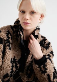 ONLY POP TEDDY - Vinterjakke - mocha meringue,black