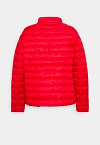 Veste rembourrée rouge au design matelassé, avec un col haut, des manches longues et une texture lisse et brillante. Pas de matériels ou d'accents visibles.