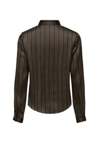 Blusa marrón de manga larga con rayas verticales negras, que presenta un cuello de camisa y puños abotonados, hecha de una tela suave y brillante.