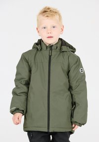Giacca impermeabile verde con zip frontale e cappuccio, dotata di polsini elastici e patch con logo sulla manica sinistra. Tessuto liscio, design isolato.