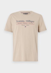 CENTER STACK - T-shirts med print - sandalwood