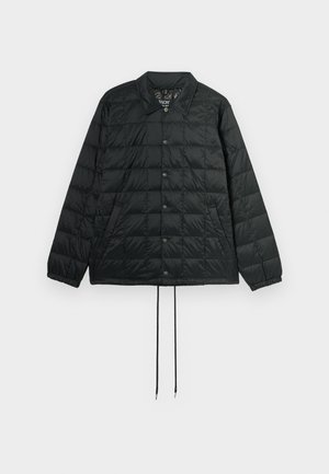 Melna polsterēta jaka ar pogu slēgšanu priekšpusē, apkakli, sānu kabatām un elastīgu apakšu. Gluda tekstūra ar quilted rakstu.