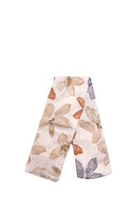 Sciarpa floreale con uno sfondo bianco e grandi fiori dai toni terrosi di arancione, grigio e beige, con leggere macchie.