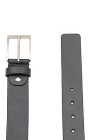 Zwarte leren riem met een zilveren metalen gesp. Heeft een gladde textuur en vijf verstelgaten langs de riem. Minimalistisch ontwerp.