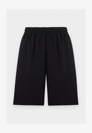 Μαύρες βερμούδες μέχρι το γόνατο με ελαστική μέση, άνετη εφαρμογή και χωρίς ορατά λογότυπα ή σχέδια, απλωμένες σε λευκό φόντο.