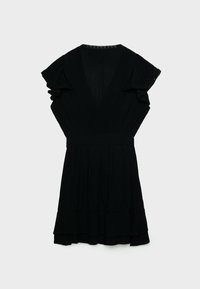 Robe noire avec manches volantées, dos en V profond, taille froncée et jupe à volants. Tissu doux et texturé avec un détail de couture subtil au niveau de l'encolure.