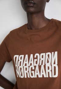 Mads Nørgaard SINGLE TRENDA TEE - Nyomott mintás póló - cambridge brown