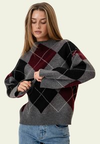Grau gestrickter Pullover mit einem Argyle-Muster in Schwarz, Burgund und Grau, mit gerippten Bündchen und Saum sowie locker sitzendem Schnitt.