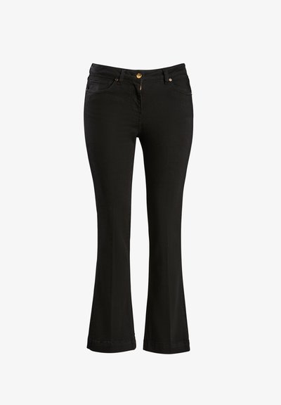 Mustat leveälahkeiset farkut, jotka on valmistettu puuvillasekoitteesta. Ominaisuuksiin kuuluu etupainike, viisi taskua ja sileä pinta.