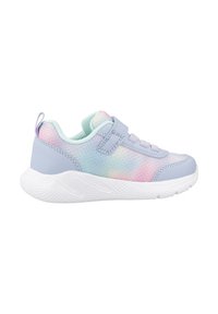 Scarpa sportiva azzurro chiaro con tomaia in rete pastello sfumata. Presenta una fascia in Velcro e una suola in gomma bianca con un motivo testurizzato.