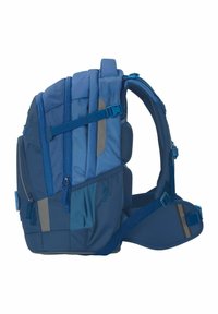 Blauer Rucksack mit mehreren Fächern, Reißverschlüssen und gepolstertem Rückenstütze. Die Materialien bestehen aus Stoff mit Mesh-Accents und verstellbaren Trägern.