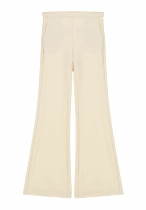 Pantaloni a zampa d'elefante di un colore crema chiaro, caratterizzati da una texture liscia, due tasche frontali e una cintura pulita senza hardware visibile.