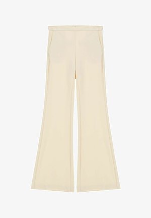 Pantaloni a zampa d'elefante di un colore crema chiaro, caratterizzati da una texture liscia, due tasche frontali e una cintura pulita senza hardware visibile.