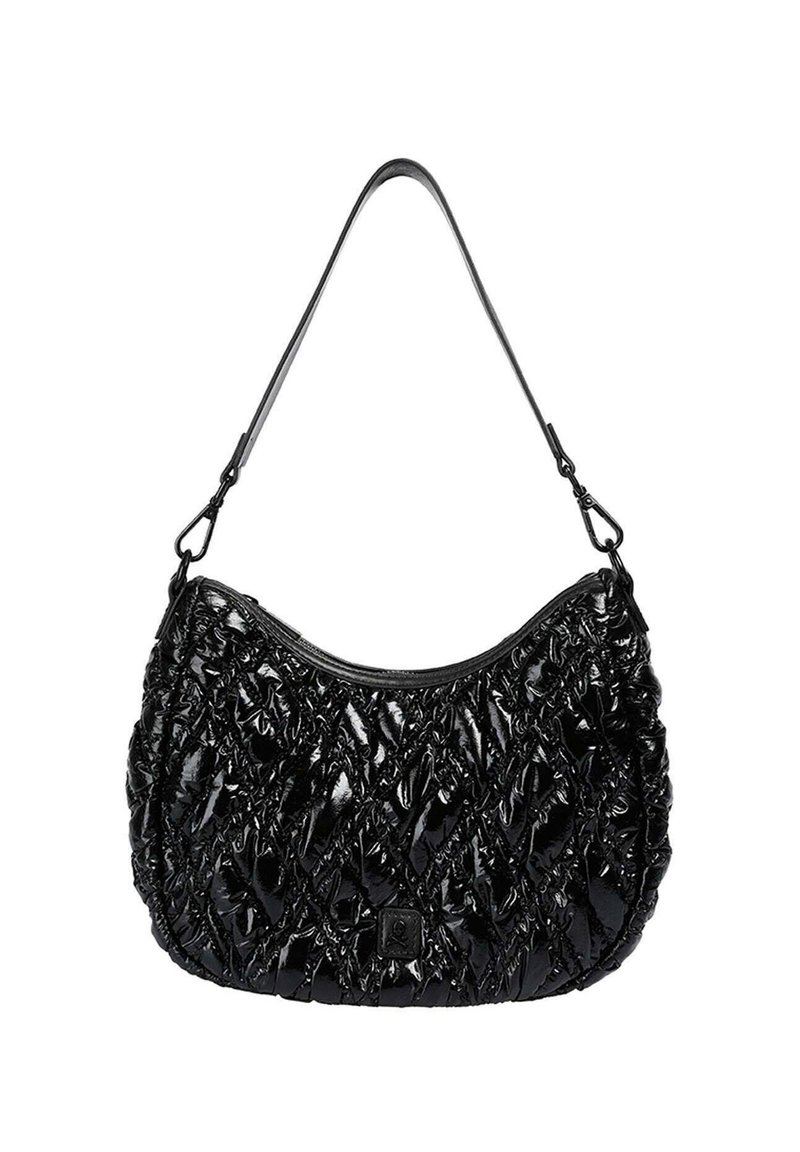 Bolso de hombro sintético negro con textura acolchada, que presenta una forma curvada y una correa delgada y ajustable. Cierre superior con cremallera y detalle del logo.