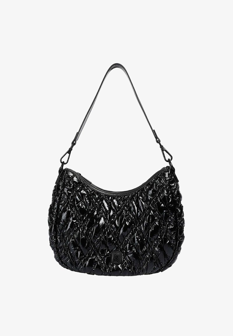 Bolso de hombro sintético negro con textura acolchada, que presenta una forma curvada y una correa delgada y ajustable. Cierre superior con cremallera y detalle del logo.