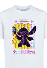 Hvid bomulds-T-shirt med et farverigt grafisk motiv af en karakter i et galakse-mønster outfit, med livlige gule og pink tekstdesign-elementer.