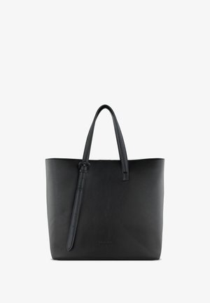 Zwarte leren schoudertas met dubbele handvatten, gestructureerde vorm, gladde textuur en minimalistisch ontwerp. Bevat een afneembare schouderband.