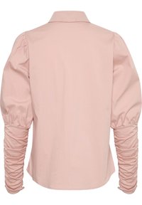 Blouse rose pâle avec un col structuré, des manches bouffantes et des détails froncés aux poignets, fabriquée dans un tissu lisse.