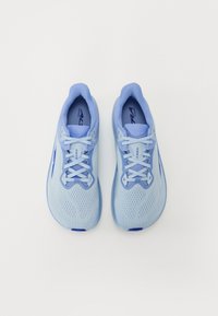 Baskets de course bleu clair avec tige en mesh, bout rond et lacets plats. Présentent un capuchon de protection renforcé et un logo sur le côté. Fond blanc.