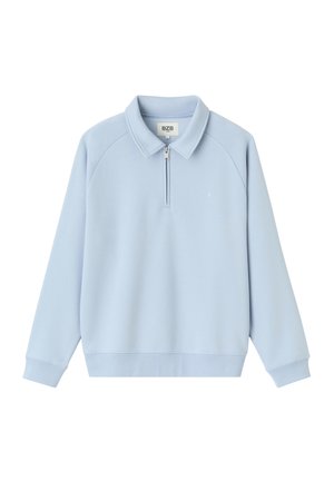 Pull-over bleu clair à manches longues avec une fermeture éclair quart de zip et un col, avec un petit logo sur la poitrine gauche et des poignets et un ourlet côtelés.
