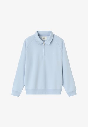 Pull-over bleu clair à manches longues avec une fermeture éclair quart de zip et un col, avec un petit logo sur la poitrine gauche et des poignets et un ourlet côtelés.