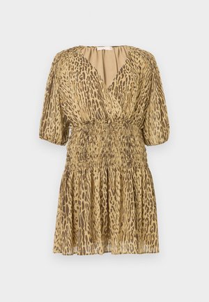 Lyhyt beige mekko, jossa on ruskeaa leopardikuosia, syvä V-muotoinen kaula-aukko, puffimaiset puolihihat sekä kerätty joustava vyötärö ja hame.