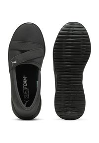 Mustat liukupohjaiset kengät, joissa on joustavat hihnat, sileä synteettinen päällinen ja teksturoidut kumipohjat, joissa on uramallit pitoa varten.