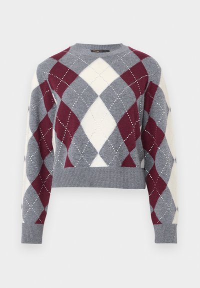 Kuttet genser med grå, burgunder og hvitt argyle-mønster med hull og glitrende detaljer, rund hals og ribbestrikkede mansjetter.