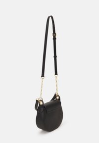 Sac en cuir noir en bandoulière, de forme arrondie, avec une chaîne dorée et des accents métalliques, doté d'une sangle ajustable et d'un design élégant.