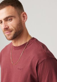 Levi's® RED TAB™ VINTAGE TEE - Paprasti marškinėliai - chocolate truffle
