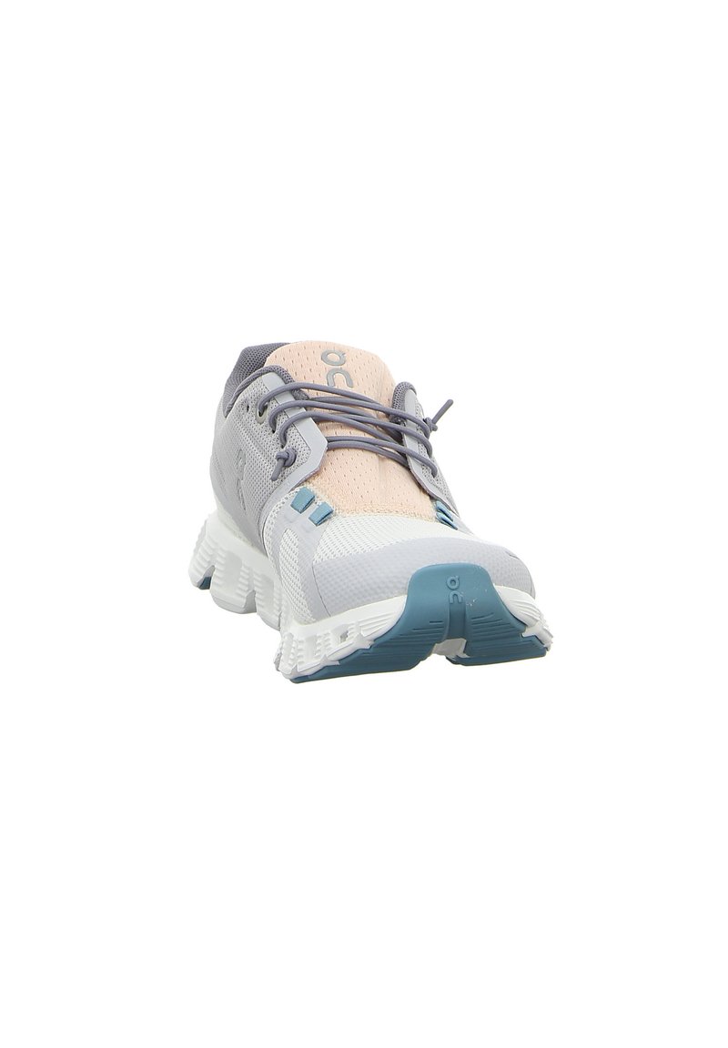 Zapatilla de correr ligera con un upper de malla transpirable en gris y melocotón, con una suela acolchada y acentos azules para mayor soporte.