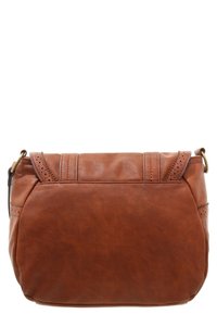 Borsa a spalla in pelle marrone con forma arrotondata, caratterizzata da dettagli cuciti e perforazioni laterali. Finitura morbida e testurizzata con tracolla regolabile.