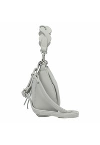 Bolso de cuero gris con forma redondeada, asa trenzada en la parte superior y herrajes de plata. Presenta una correa de hombro desmontable.